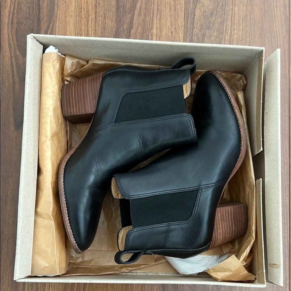 Madewell Black Ankle Boots Sleek Leather Design